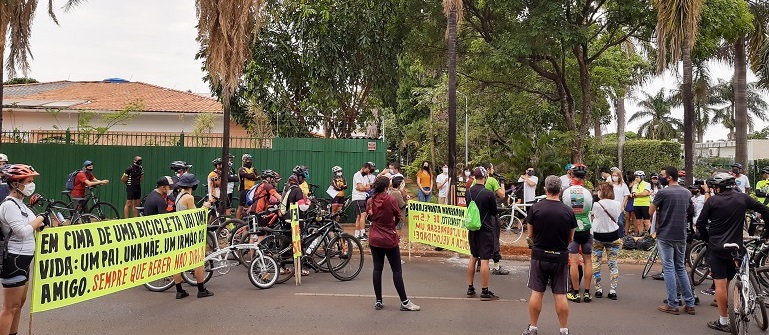 Grupo de pessoas em rua durante o dia

Descrição gerada automaticamente