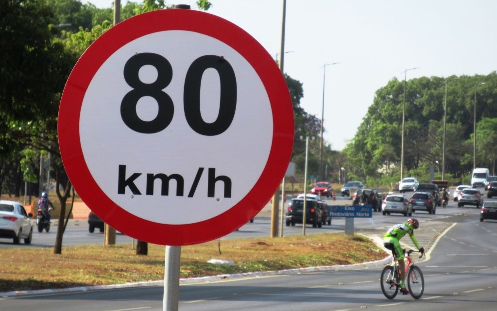 Placa de bicicleta na rua

Descrição gerada automaticamente