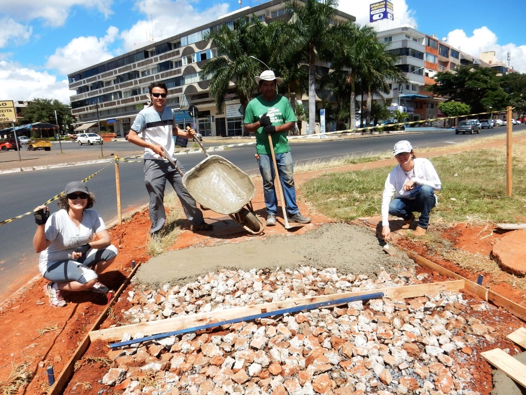 Uma imagem contendo ao ar livre, edifício, grama, homem

Descrição gerada automaticamente