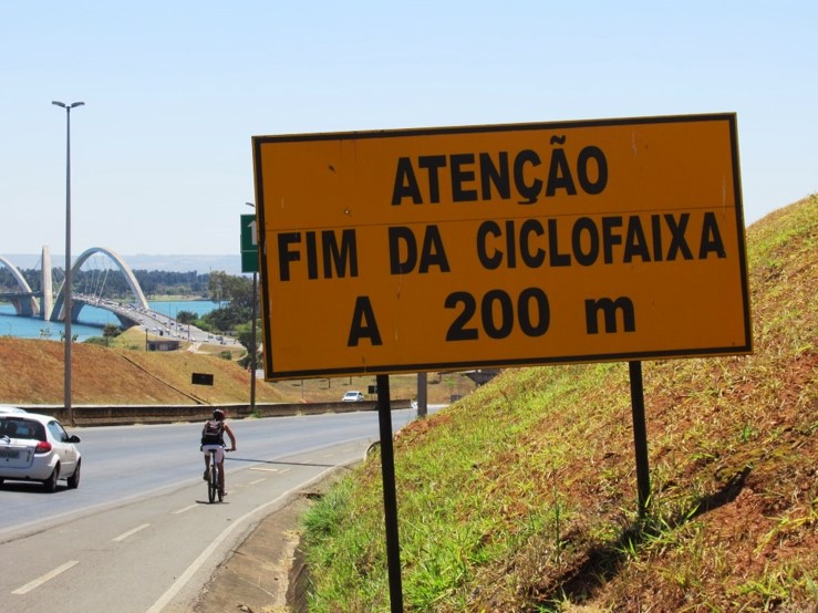 Placa de sinalização na estrada

Descrição gerada automaticamente