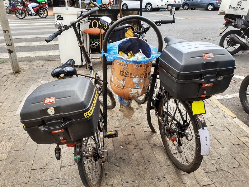 Bicicleta parada ao lado de moto

Descrição gerada automaticamente