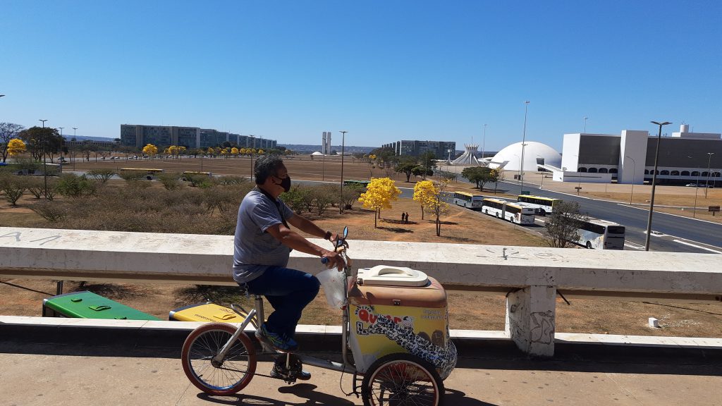 Homem ao lado de bicicleta

Descrição gerada automaticamente