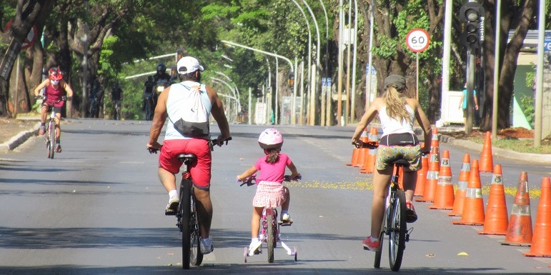 Pessoas andando de bicicleta na rua

Descrição gerada automaticamente