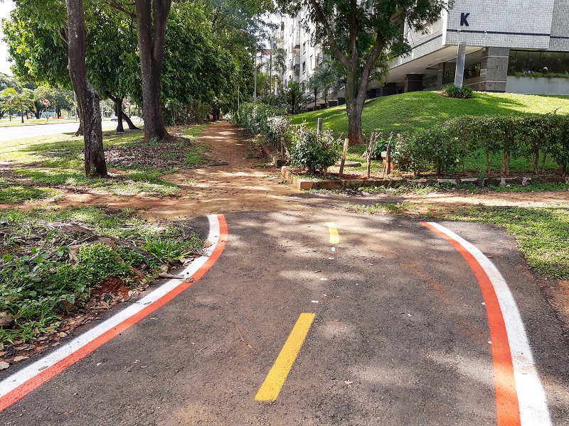 Uma imagem contendo grama, ao ar livre, estrada, rua

Descrição gerada automaticamente