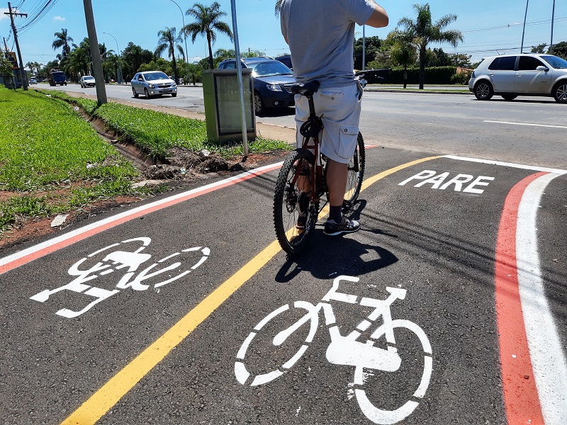 Homem andando de bicicleta na rua

Descrição gerada automaticamente