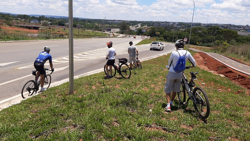 Pessoas de bicicleta na grama

Descrição gerada automaticamente