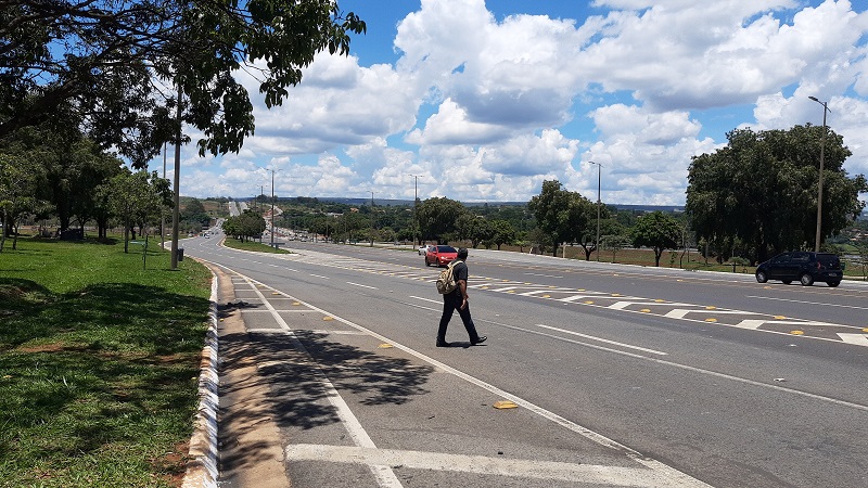 Caminho no meio da rua

Descrição gerada automaticamente