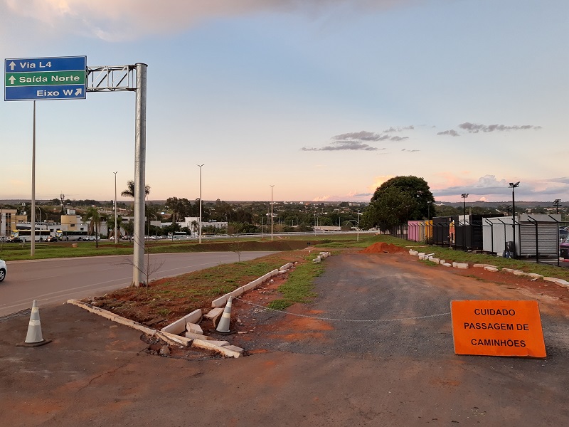 Uma imagem contendo ao ar livre, placa, grama, estrada

Descrição gerada automaticamente