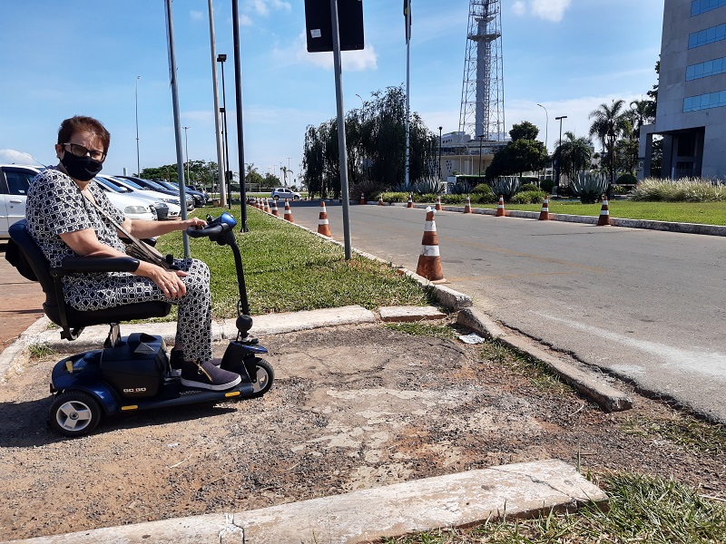 Homem andando de bicicleta na rua

Descrição gerada automaticamente