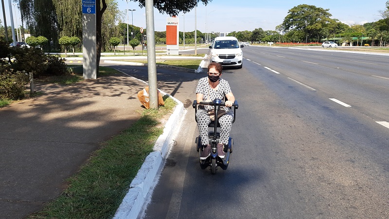 Pessoa andando de moto no meio da rua

Descrição gerada automaticamente