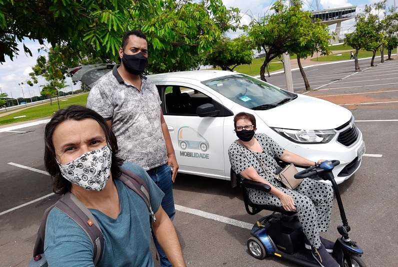 Pessoas posando para foto em frente a carro

Descrição gerada automaticamente