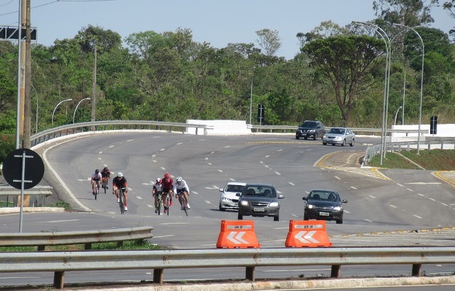 Uma imagem contendo ao ar livre, estrada, rua, carro

Descrição gerada automaticamente