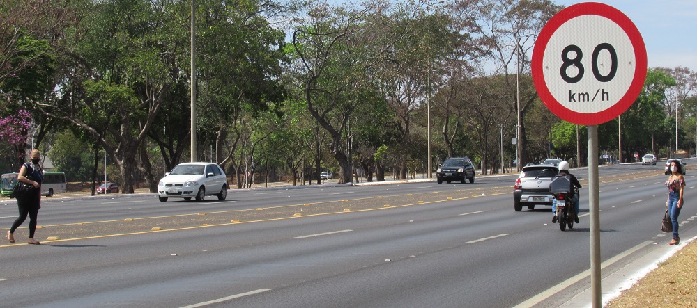 Placa de sinalização na estrada

Descrição gerada automaticamente