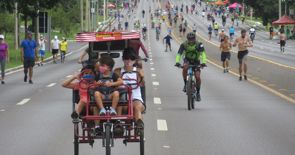 Pessoas andando de bicicleta na rua

Descrição gerada automaticamente