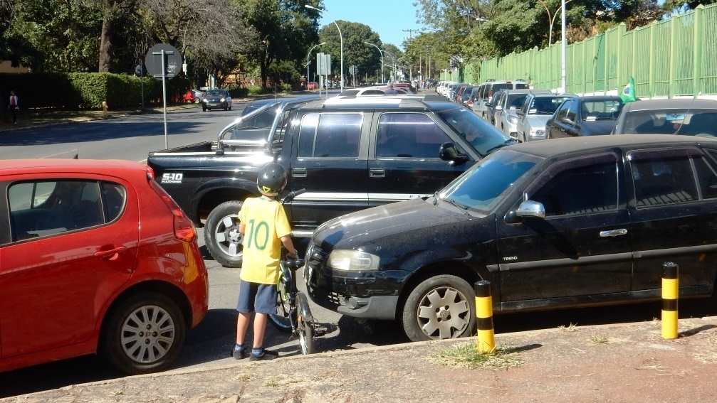 Carro estacionado na rua

Descrição gerada automaticamente