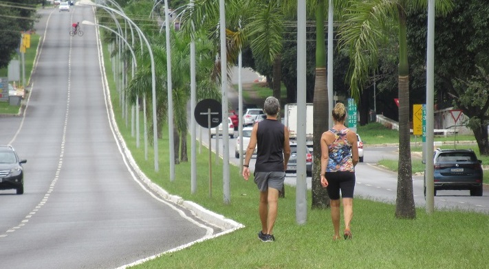 Pessoas andando na beira da estrada

Descrição gerada automaticamente com confiança média