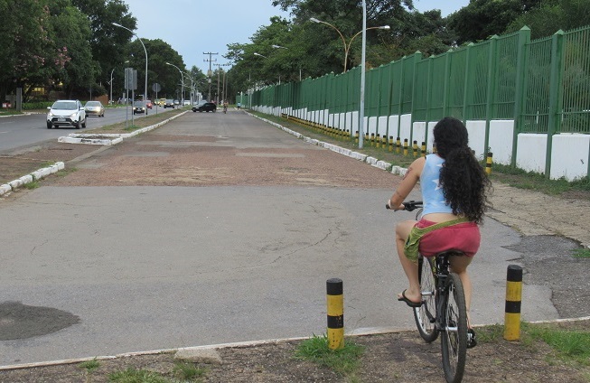 Criança andando de patinete na rua

Descrição gerada automaticamente com confiança média