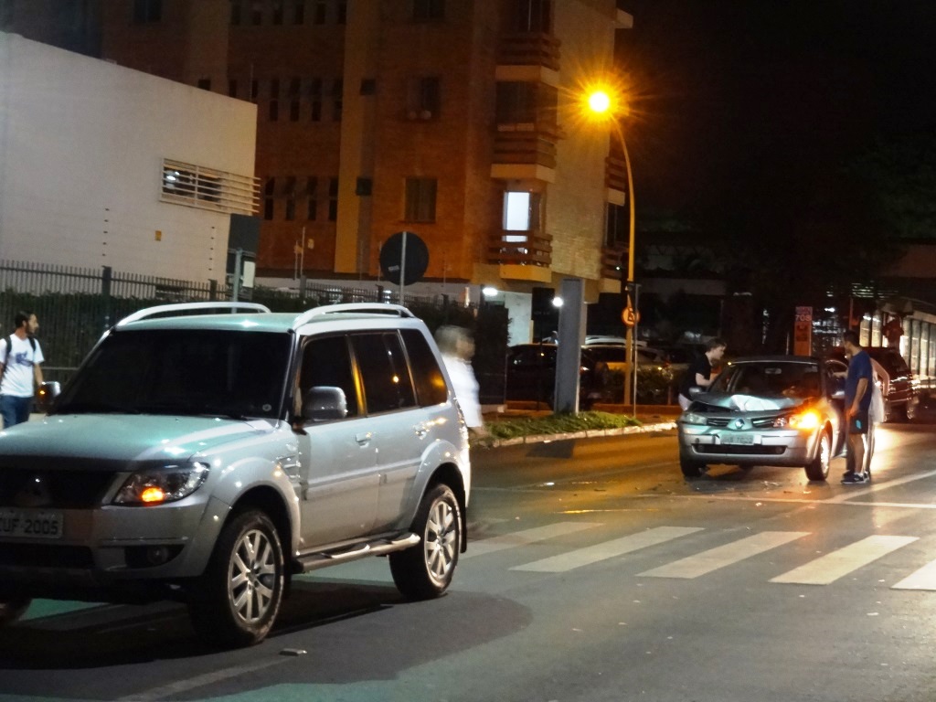 Carro na rua de uma cidade

Descrição gerada automaticamente