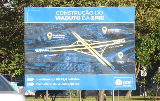 Uma imagem contendo placar, texto, árvore, estrada

Descrição gerada automaticamente