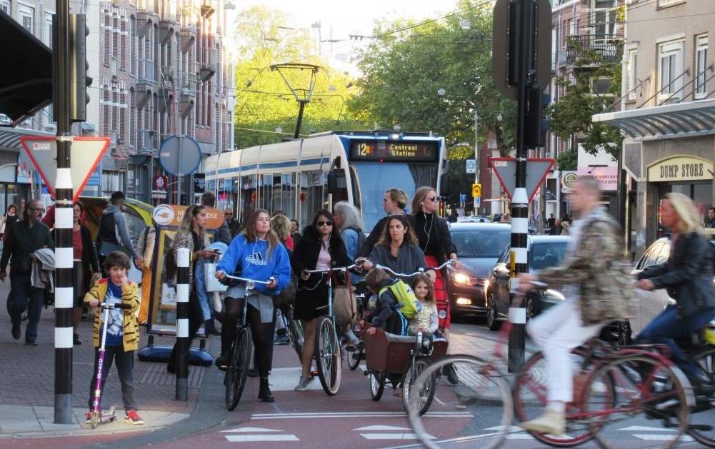 Pessoas andando de bicicleta na rua

Descrição gerada automaticamente