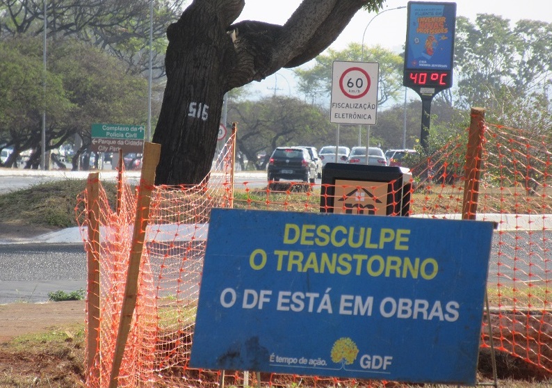 Placa com informação na frente de uma árvore

Descrição gerada automaticamente com confiança baixa