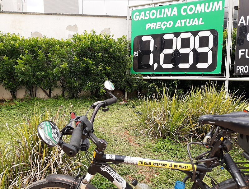 Bicicleta parada na grama

Descrição gerada automaticamente com confiança média