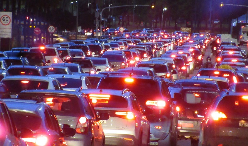 Carro na rua de noite

Descrição gerada automaticamente