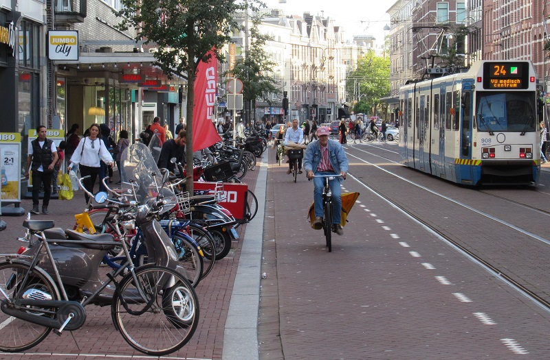 Bicicleta parada e ônibus na rua de uma cidade

Descrição gerada automaticamente