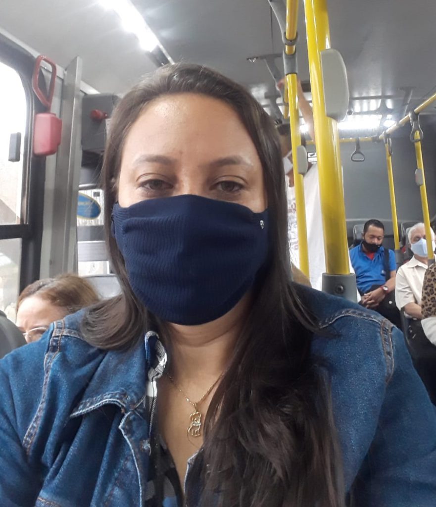 Mulher ao lado de trem

Descrição gerada automaticamente com confiança média