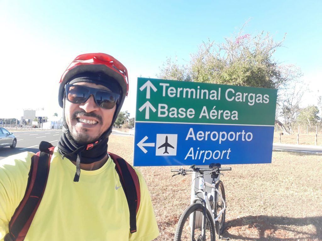 Homem de bicicleta com placa na mão

Descrição gerada automaticamente