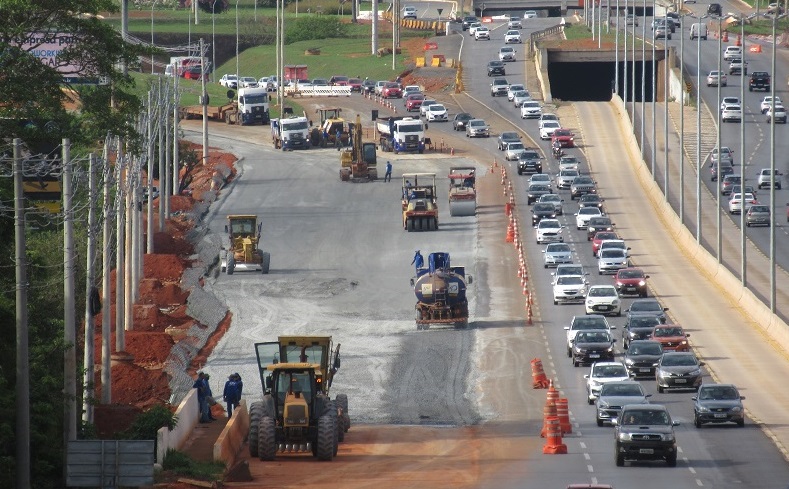 Cidade vista de cima de um carro

Descrição gerada automaticamente com confiança média