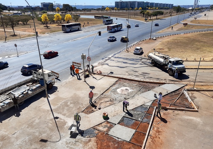 Uma imagem contendo ao ar livre, grama, calçada, estacionado

Descrição gerada automaticamente