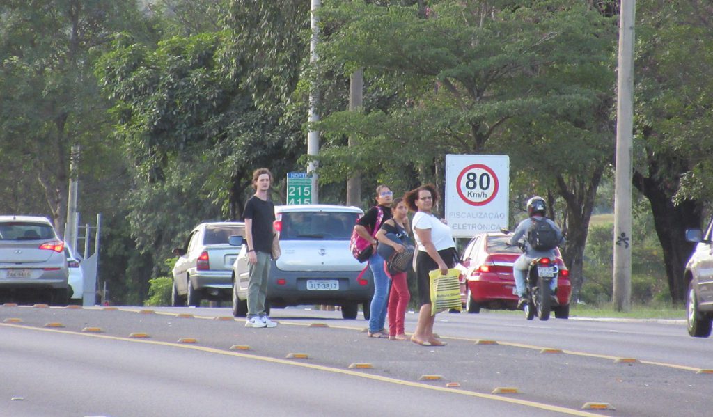 Rua com carros e pessoas

Descrição gerada automaticamente