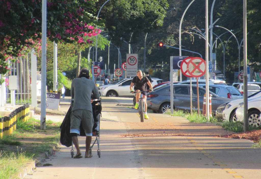 Pessoas andando na calçada da rua

Descrição gerada automaticamente