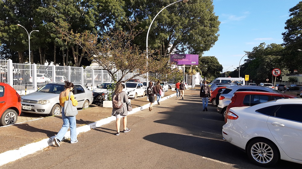 Carro estacionado na rua

Descrição gerada automaticamente