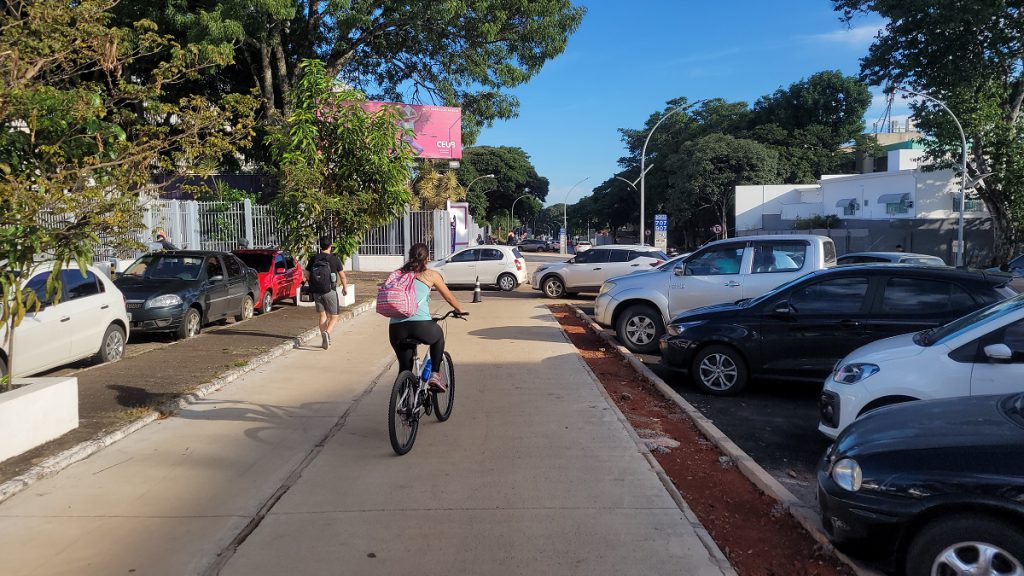 Carro estacionado na rua ao lado de bicicleta

Descrição gerada automaticamente