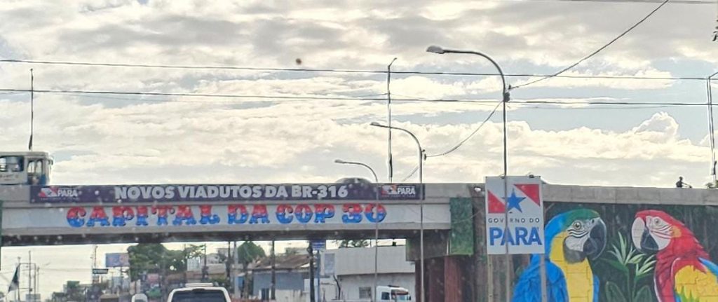 Placa de letreiro afixada em fachada de loja com cobertura de entrada de estabelecimento

Descrição gerada automaticamente