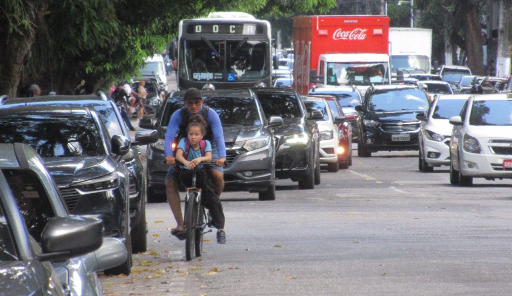 Carro na rua de uma cidade

Descrição gerada automaticamente