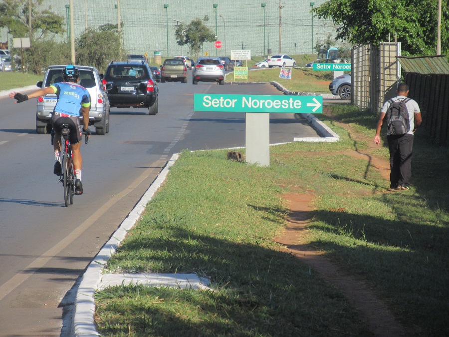 Rua com carros e pessoas
Descrição gerada automaticamente