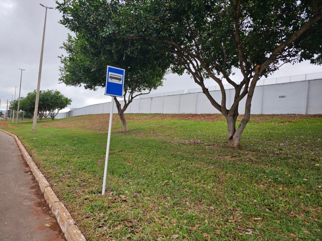 Placa de sinalização em um gramado
Descrição gerada automaticamente