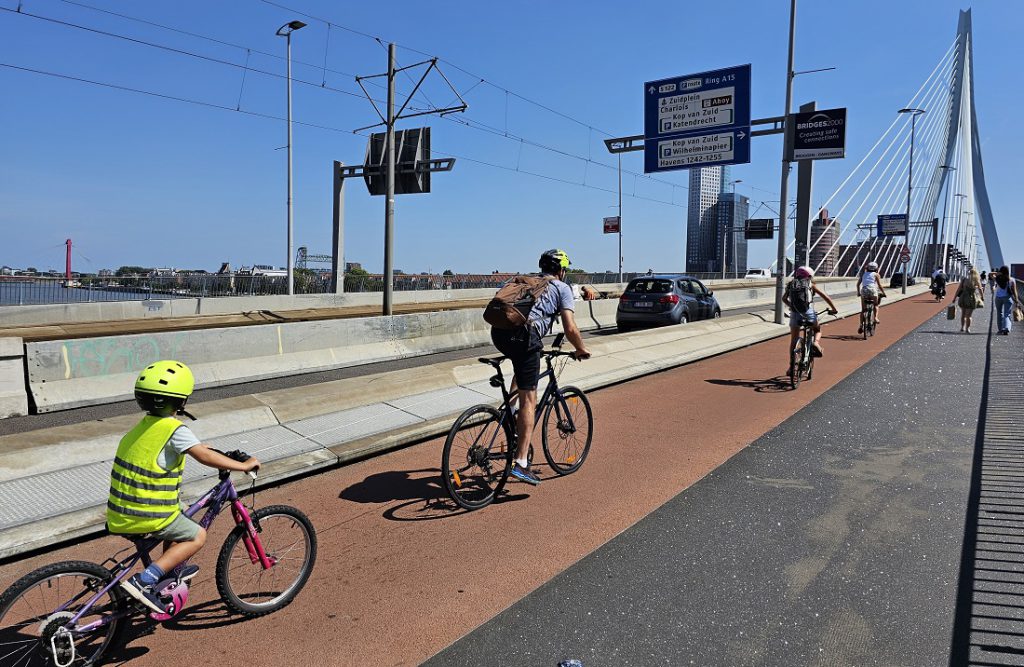 Pessoas andando de bicicleta na rua

Descrição gerada automaticamente