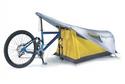 Bicicleta acoplada em barraca facilita camping