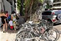 Bicicletas estacionadas na cidade