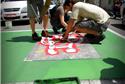 Cicloativistas pintam bike box em Pelotas