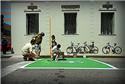 Cicloativistas pintam bike box em Pelotas