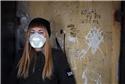 Com máscara contra poluição, mulher participa da c