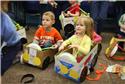 Crianças brincando de carrinhos-caixas em escola