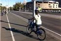Débora pedala em faixa para ciclistas em Melbourne