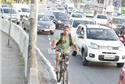 Espremido entre carros: vida de ciclista nas Margi