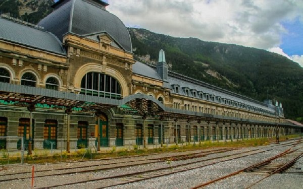 Antiga estação ferroviária do Carregado renasce como hostel